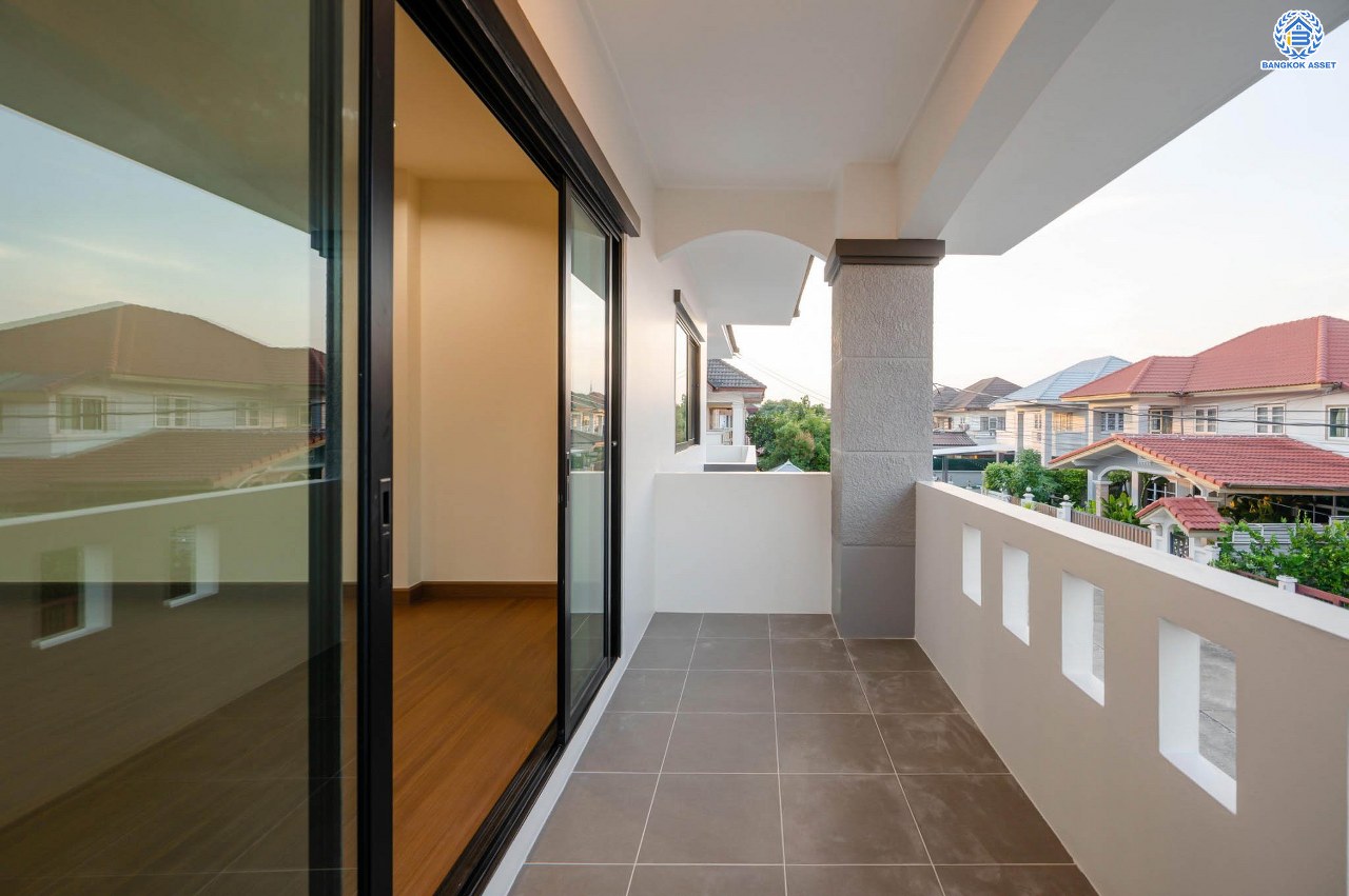 บ้านมือสองตกแต่งใหม่ โครงการ ลภาวัน9 ชัยพฤกษ์-ปากเกร็ด เนื้อที่ 71.9 ตร.ว. ฟังก์ชัน 3 ห้องนอน 3 ห้องน้ำ 1 ห้องอเนกประสงค์ 2 ที่จอดรถ ภายในบ้านกว้างขวาง ตอบโจทย์ทุกคนในครอบครัว บนทำเลที่ดีที่สุด เดินทางสะดวก เชื่อมต่อเมือง ใกล้เซ็นทรัลแจ้งวัฒนะ โรบินสัน ไลฟ์ไตล์ ราชพฤกษ์ และรถไฟฟ้าสายสีม่วง "สถานีบางพลู"